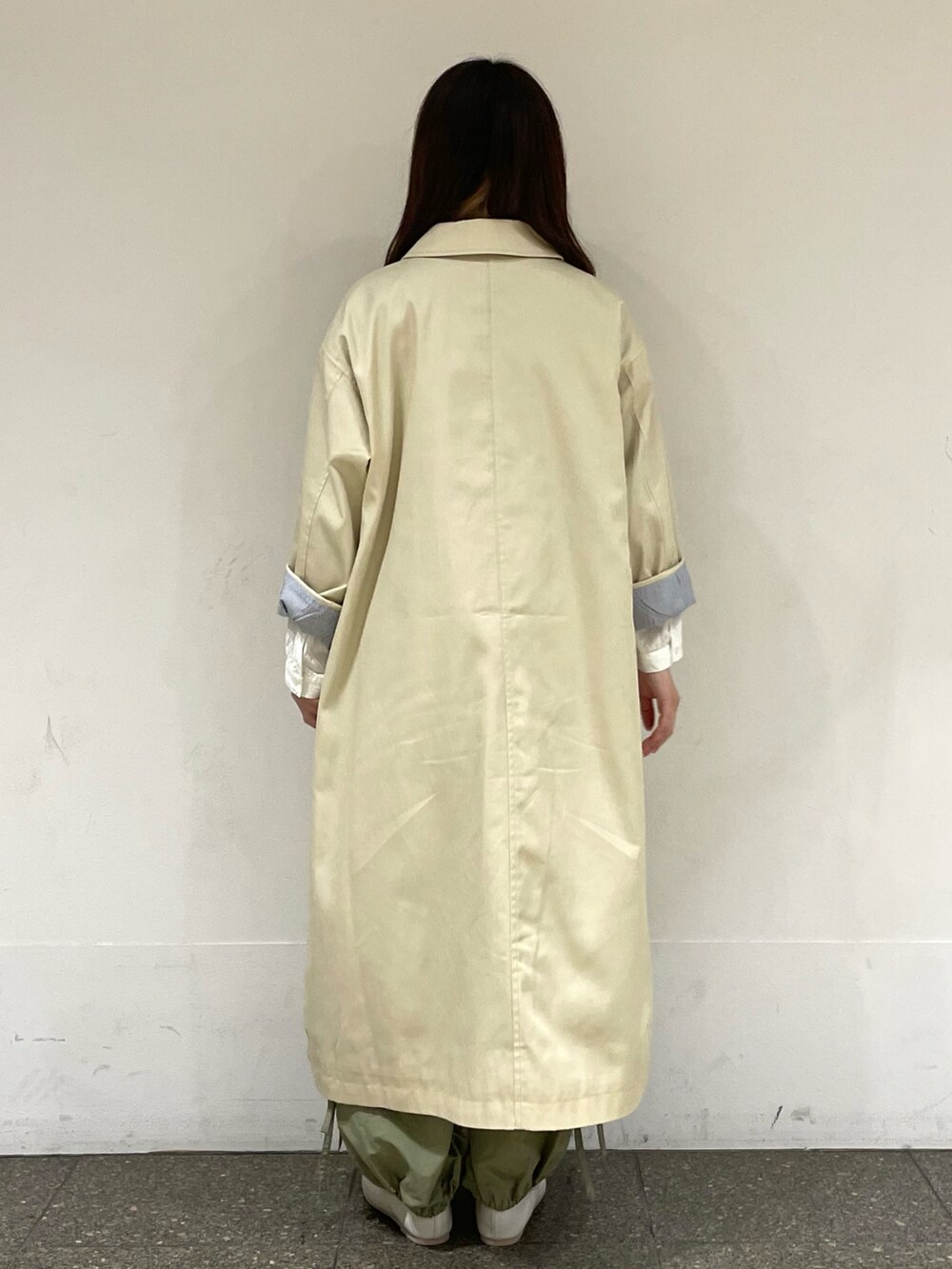 ホワイト系のパンプス、グリーン系のその他パンツ、ベージュ系のその他アウターを着用したレディースの春コーディネートの4枚目の写真