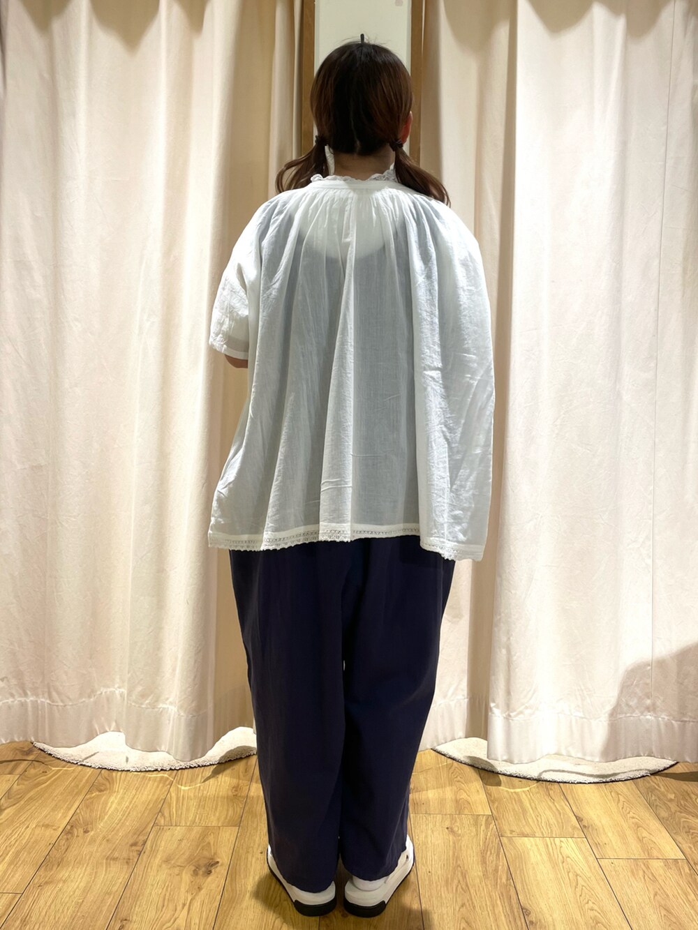 ホワイト系のTシャツ/カットソー、ホワイト系のTシャツ/カットソー、ホワイト系のシャツ/ブラウスを着用したレディースの夏コーディネートの3枚目の写真