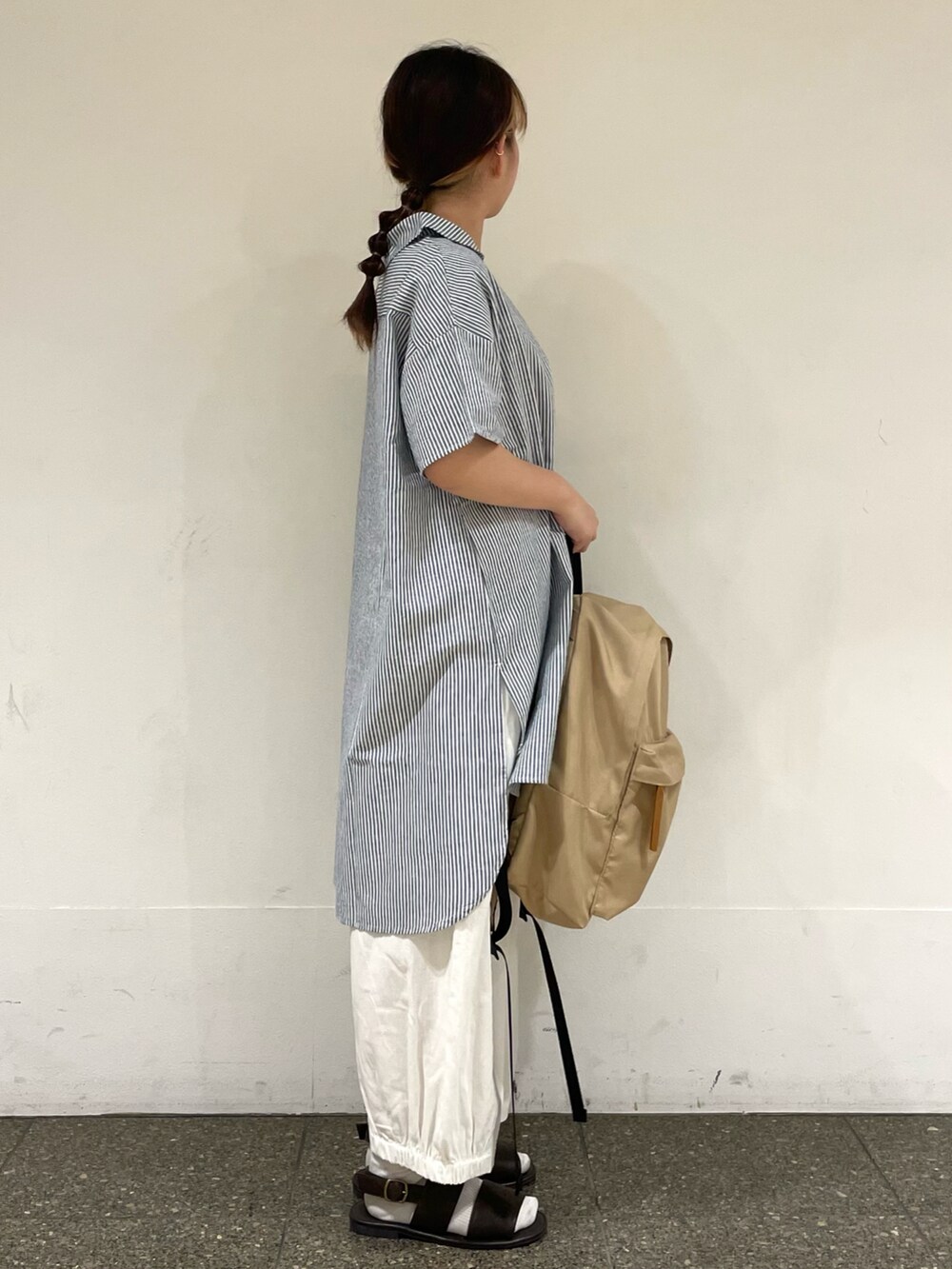 ブラウン系のサンダル、ホワイト系のその他パンツ、ベージュ系のハンドバッグを着用したレディースの秋コーディネートの5枚目の写真