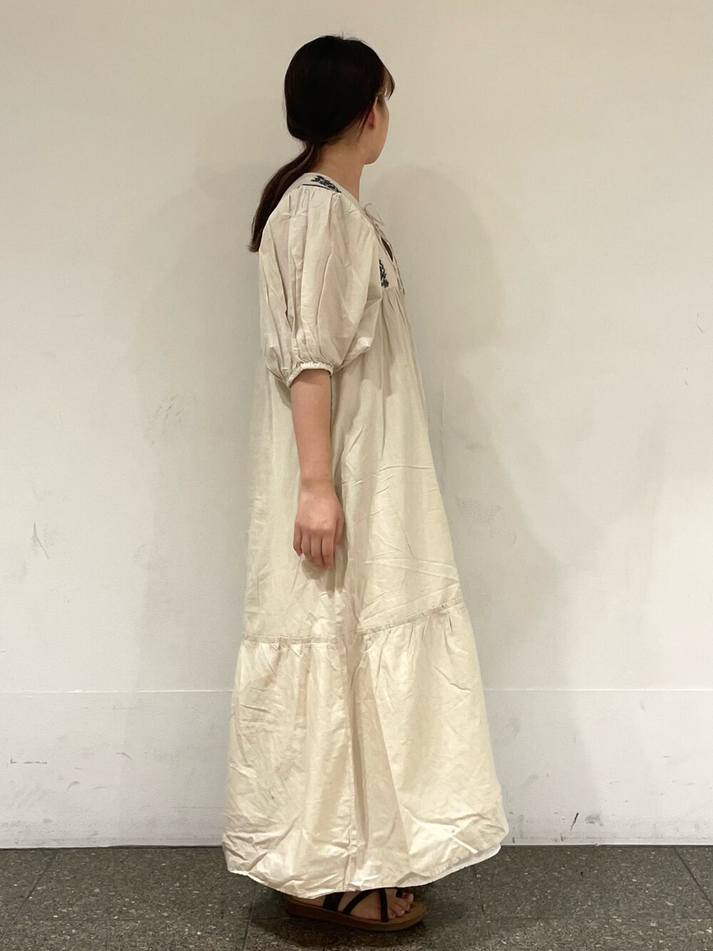 ホワイト系のスカート、ホワイト系のワンピースを着用したレディースの秋コーディネートの5枚目の写真