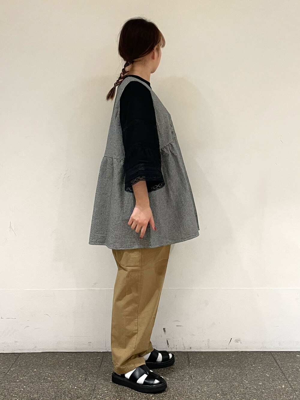 ブラック系のサンダル、ブラック系のTシャツ/カットソー、グレー系のベストを着用したレディースの夏コーディネートの5枚目の写真