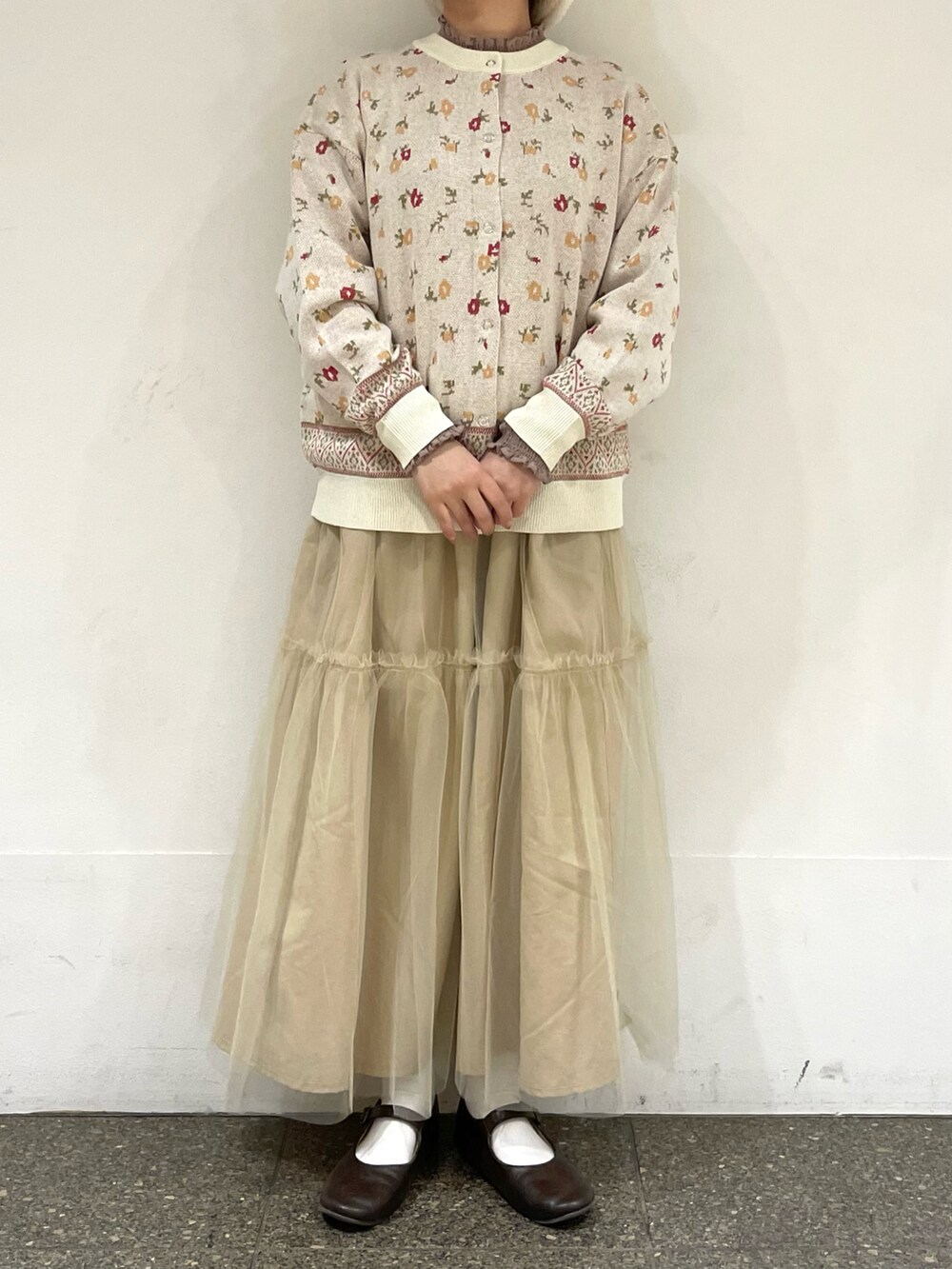 ブラウン系のドレスシューズ、ブラウン系のシャツ/ブラウス、ホワイト系のカーディガン/ボレロを着用したレディースの冬コーディネートの2枚目の写真