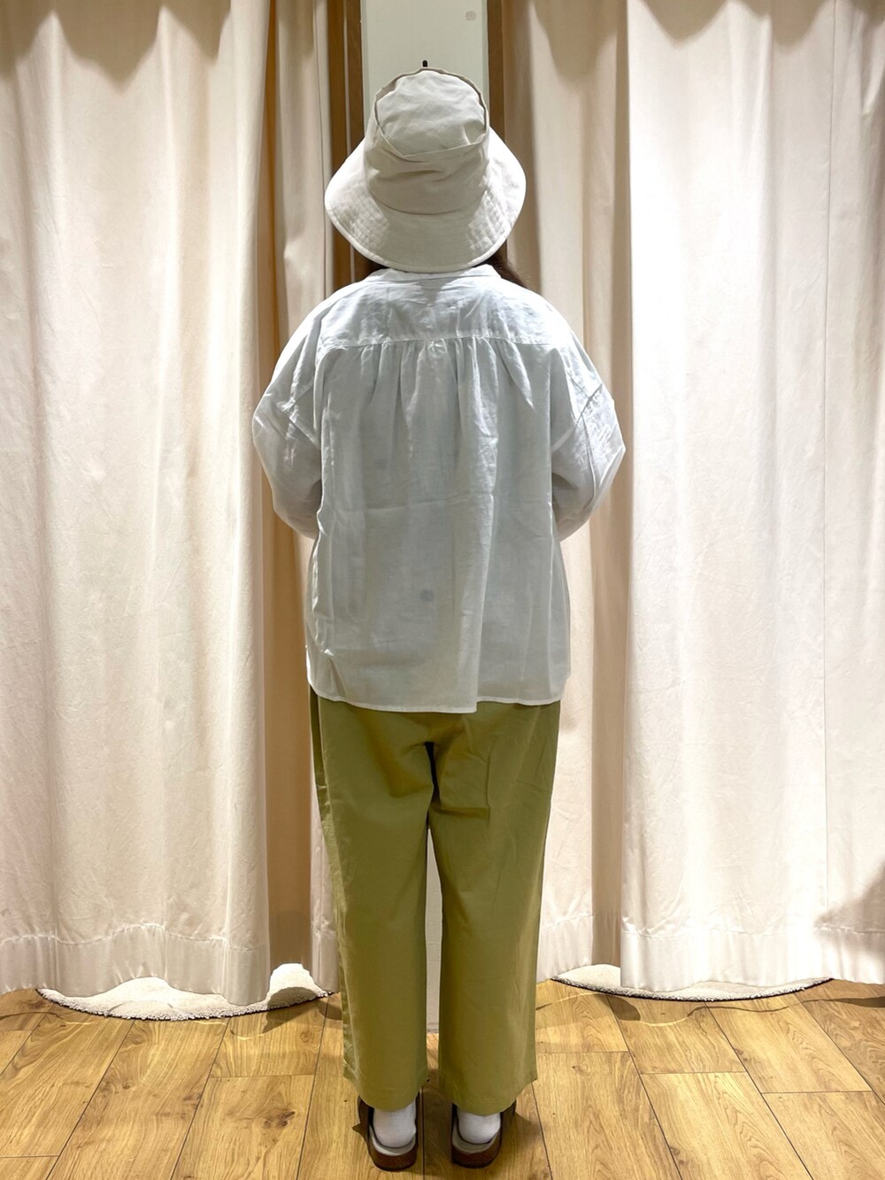 ブラック系のTシャツ/カットソー、ベージュ系のTシャツ/カットソー、ホワイト系のシャツ/ブラウスを着用したレディースの夏コーディネートの3枚目の写真