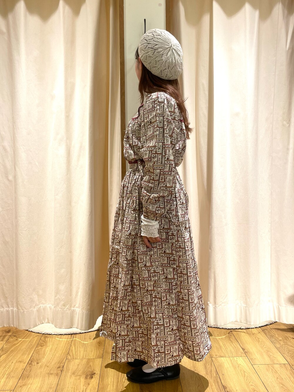 ホワイト系のTシャツ/カットソー、レッド系のシャツ/ブラウス、レッド系のスカートを着用したレディースの冬コーディネートの2枚目の写真