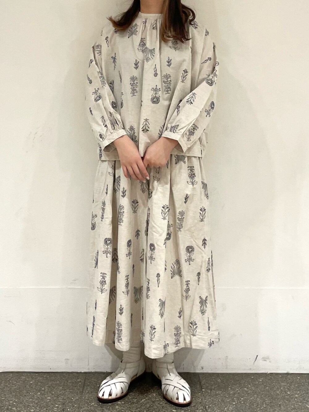 ホワイト系のサンダル、ホワイト系のシャツ/ブラウス、ホワイト系のスカートを着用したレディースの春コーディネートの2枚目の写真