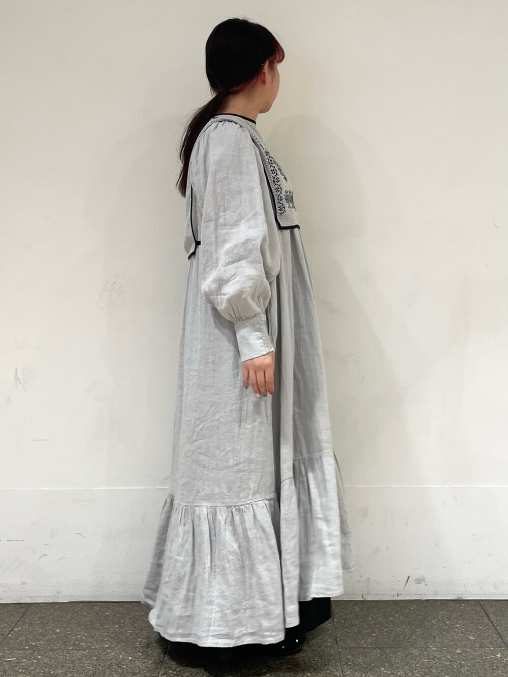 グレー系のドレスシューズを着用したレディースの冬コーディネートの5枚目の写真