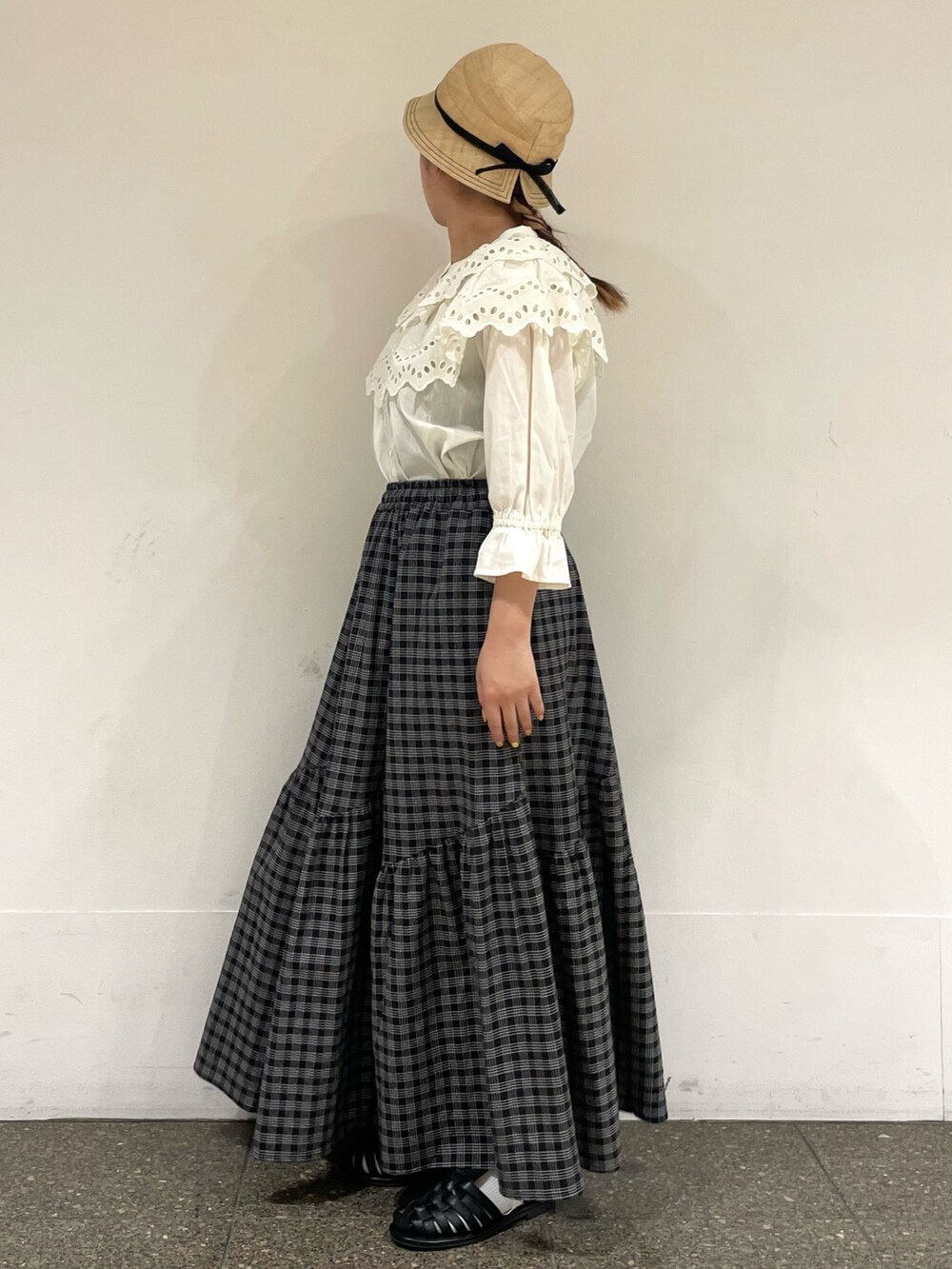 ホワイト系のシャツ/ブラウス、ブラック系のスカート、ブラック系のサンダルを着用したレディースの秋コーディネートの3枚目の写真