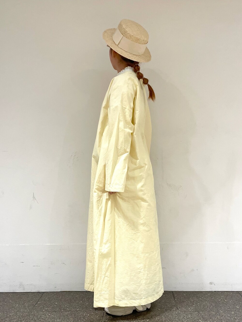 ホワイト系のシューズ、ホワイト系のスカート、イエロー系のワンピースを着用したレディースの春コーディネートの3枚目の写真