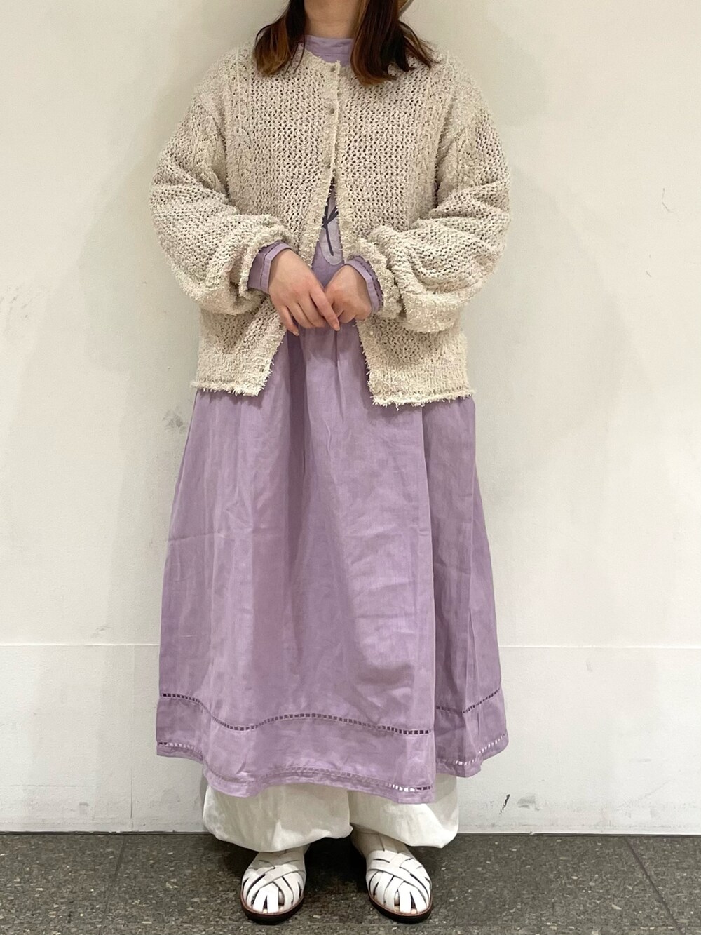 ホワイト系のカーディガン/ボレロ、パープル系のワンピース、ホワイト系のその他パンツを着用したレディースの春コーディネートの2枚目の写真