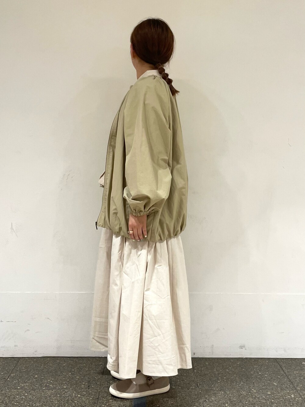 ベージュ系のシャツ/ブラウス、ベージュ系のブルゾン、ベージュ系のスカートを着用したレディースの秋コーディネートの4枚目の写真