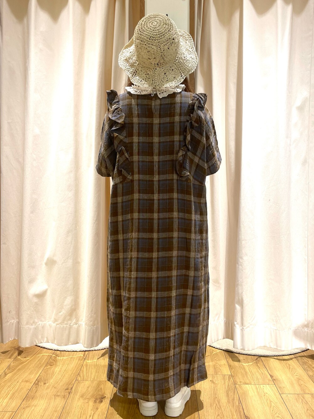 ベージュ系のトートバッグ、ベージュ系のTシャツ/カットソー、ブラウン系のワンピースを着用したレディースの夏コーディネートの4枚目の写真