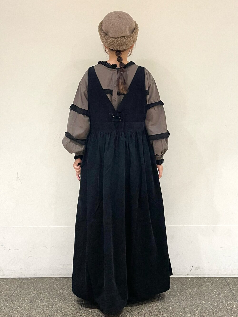 グレー系のドレスシューズを着用したレディースの冬コーディネートの4枚目の写真