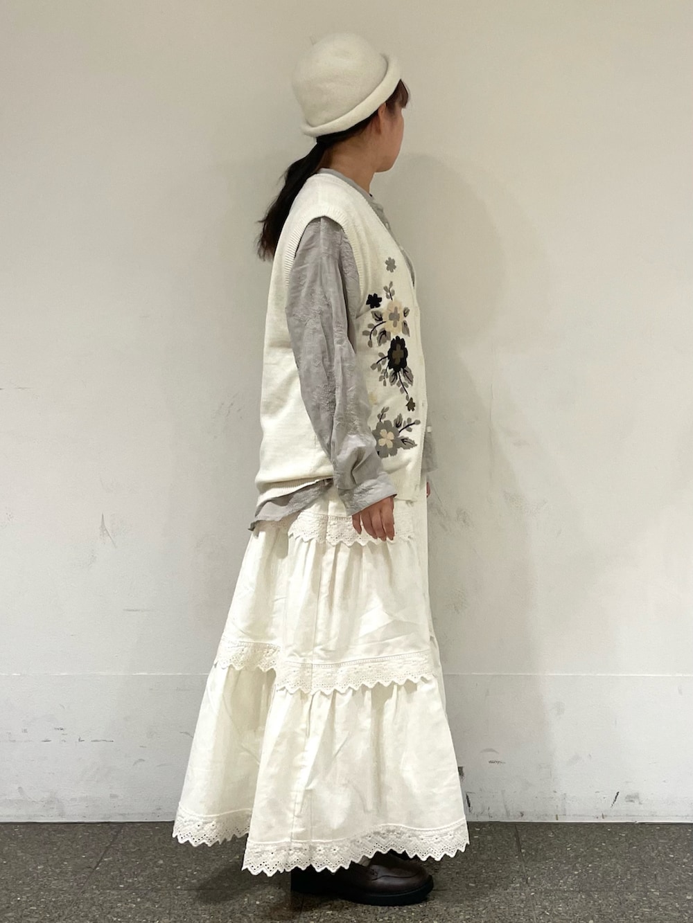 ホワイト系のハットを着用したレディースの冬コーディネートの5枚目の写真