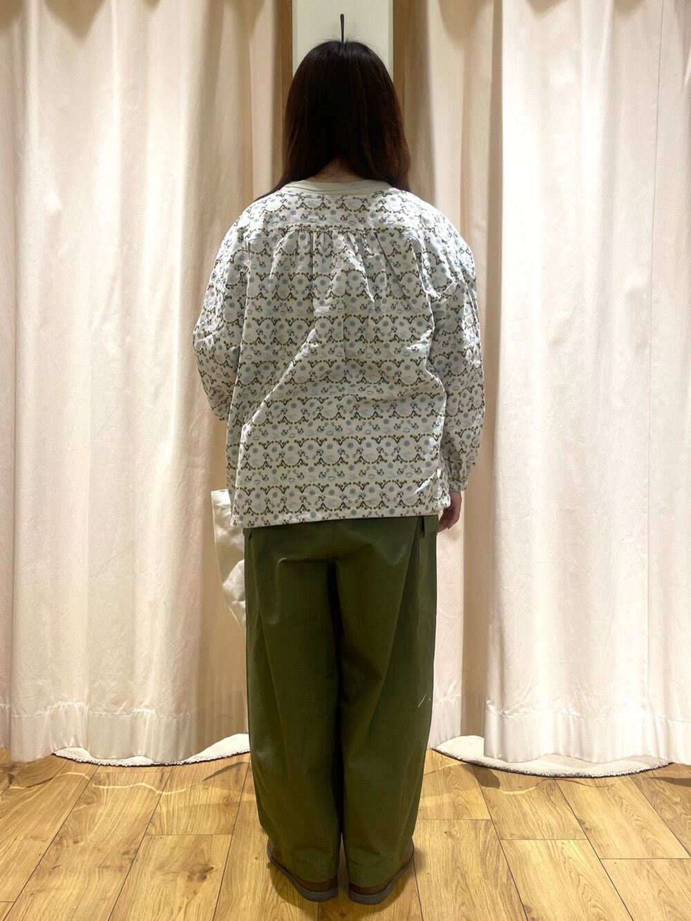 「miyuki matsuo、松尾ミユキコラボ、松尾ミユキ、低身長コーデ、ネコ、トートバッグ、カーゴパンツ、Tシャツ、ブラウス、サマンサ モスモス(Samansa Mos2)、サマンサモスモス、SM2、Samansa Mos2、低身長、春コーデ」|「Samansa Mos2の【miyuki matsuo × SamansaMos2】半袖Tシャツ(Tシャツ/カットソー、ベージュ系)」を使った、松さん(レディース・153cm)の春コーディネートの3枚目の写真