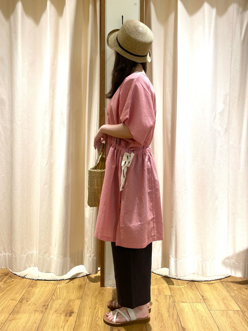 ピンク系のシャツ/ブラウス、グレー系のその他パンツ、ホワイト系のサンダルを着用したレディースの夏コーディネートの2枚目の写真