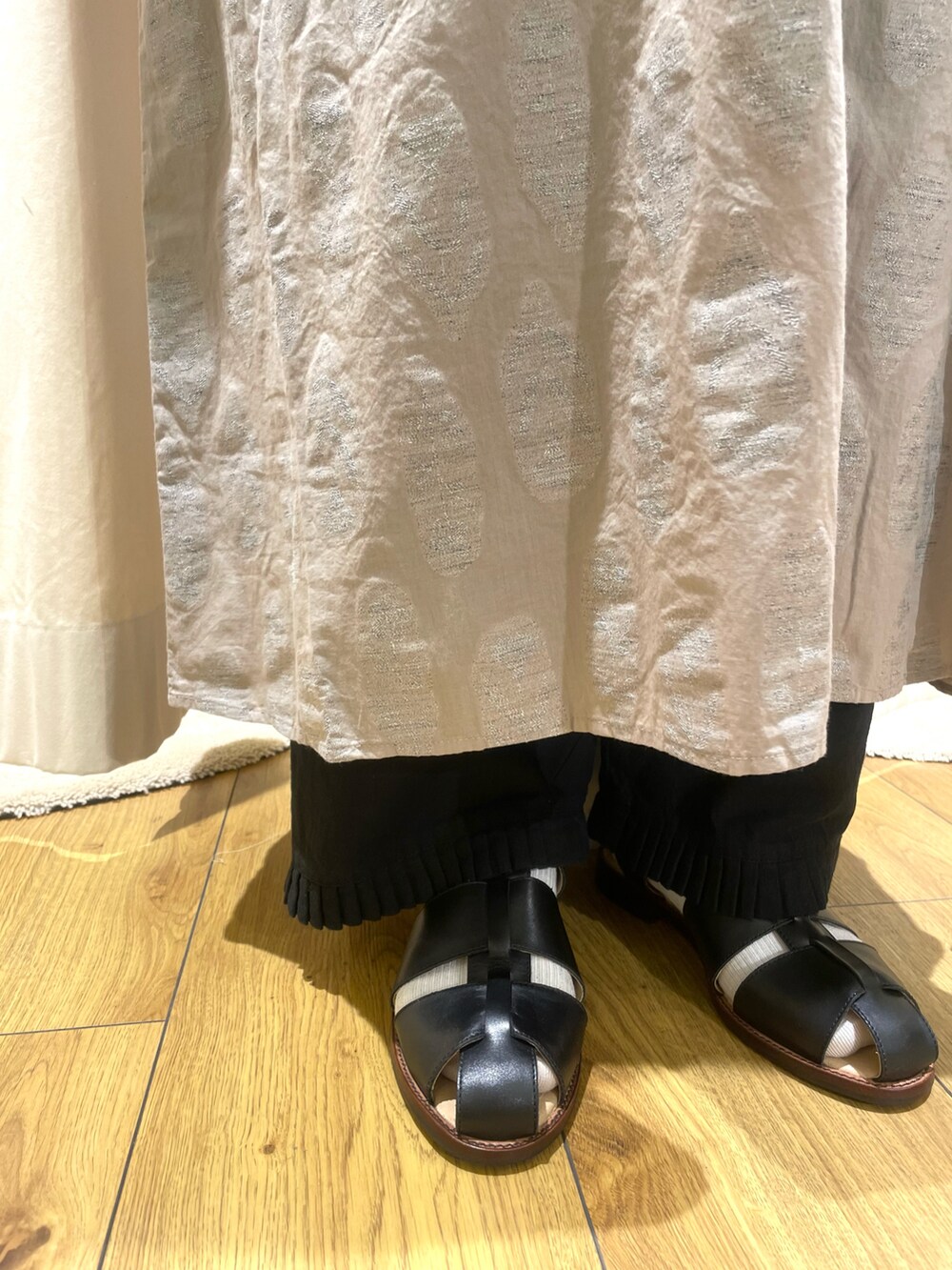 ベージュ系のワンピース、ブラック系のその他パンツ、ブラック系のサンダルを着用したレディースの夏コーディネートの5枚目の写真