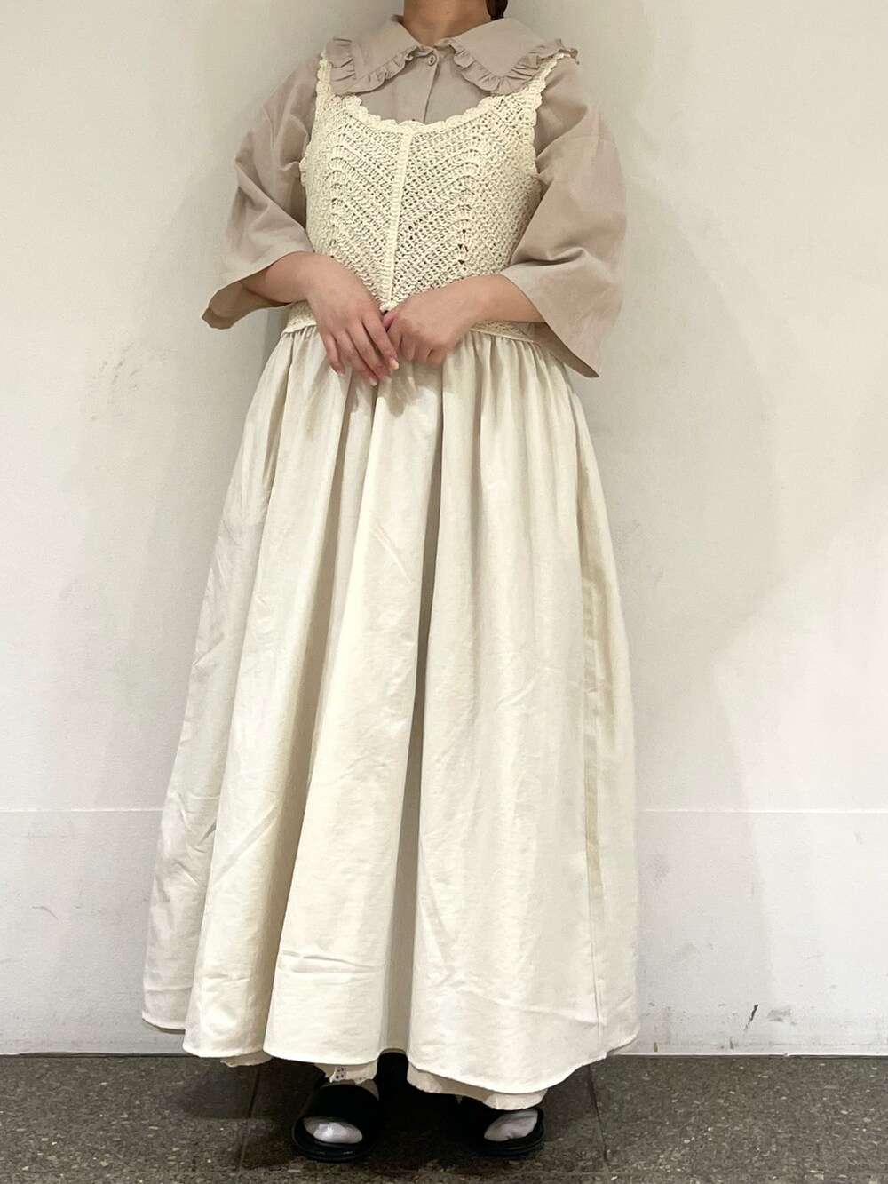 ベージュ系のワンピース、ホワイト系のワンピース、ブラック系のハットを着用したレディースの秋コーディネートの2枚目の写真