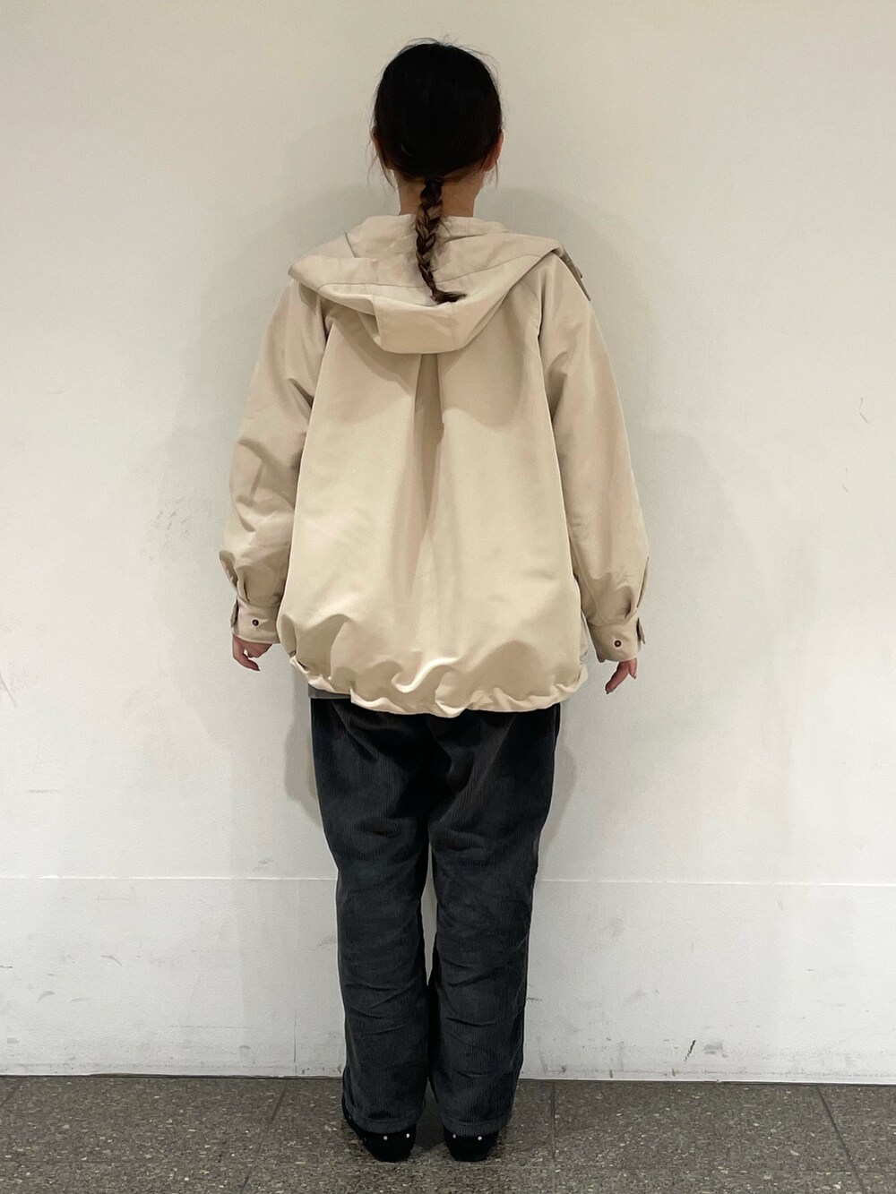 グレー系のドレスシューズを着用したレディースの冬コーディネートの4枚目の写真