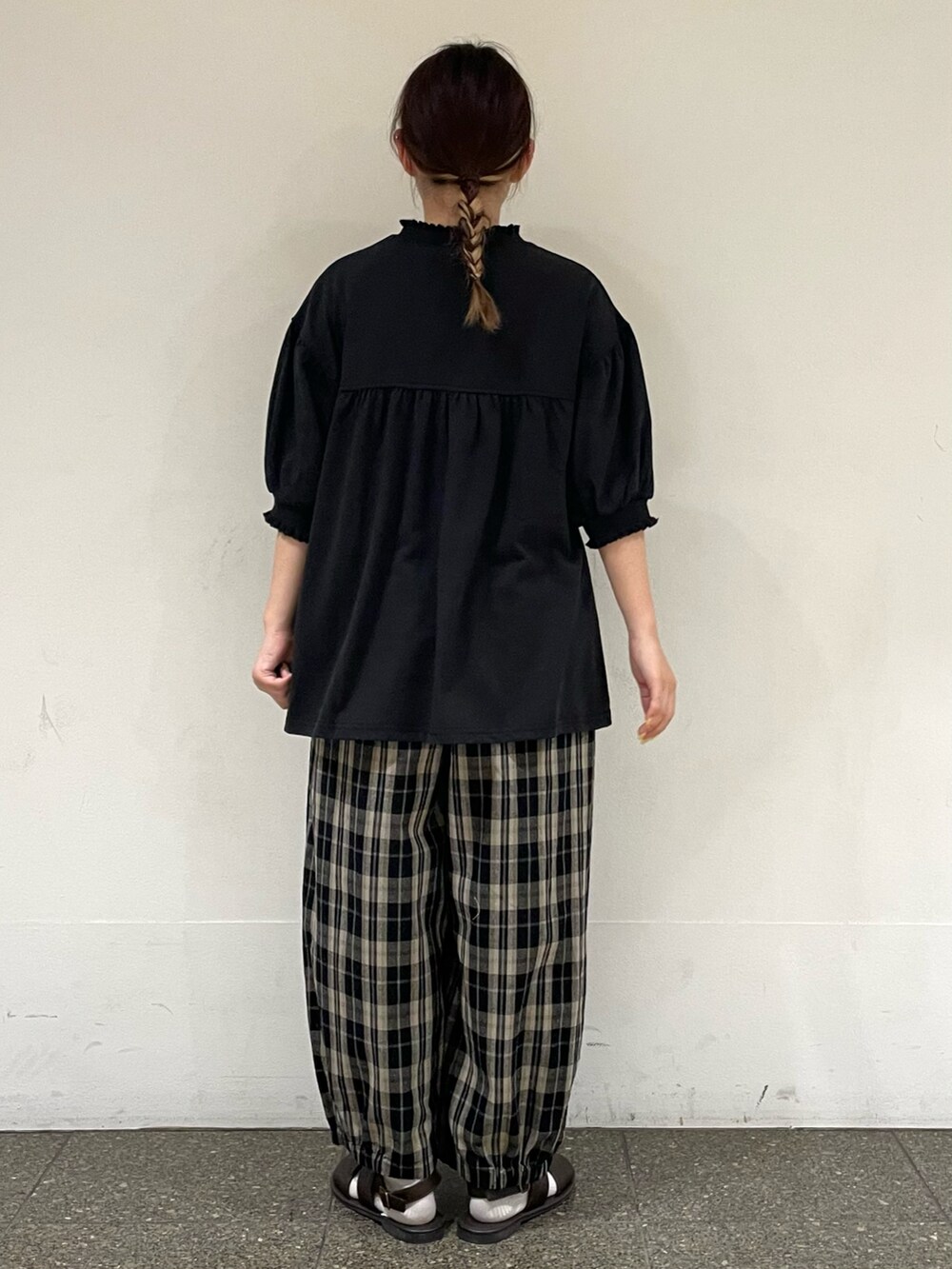 ブラウン系のサンダル、ブラック系のその他パンツ、ブラック系のTシャツ/カットソーを着用したレディースの秋コーディネートの4枚目の写真