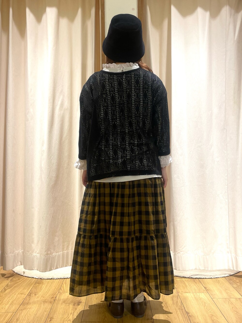 ホワイト系のTシャツ/カットソー、ブラック系のカーディガン/ボレロ、イエロー系のスカートを着用したレディースの夏コーディネートの3枚目の写真