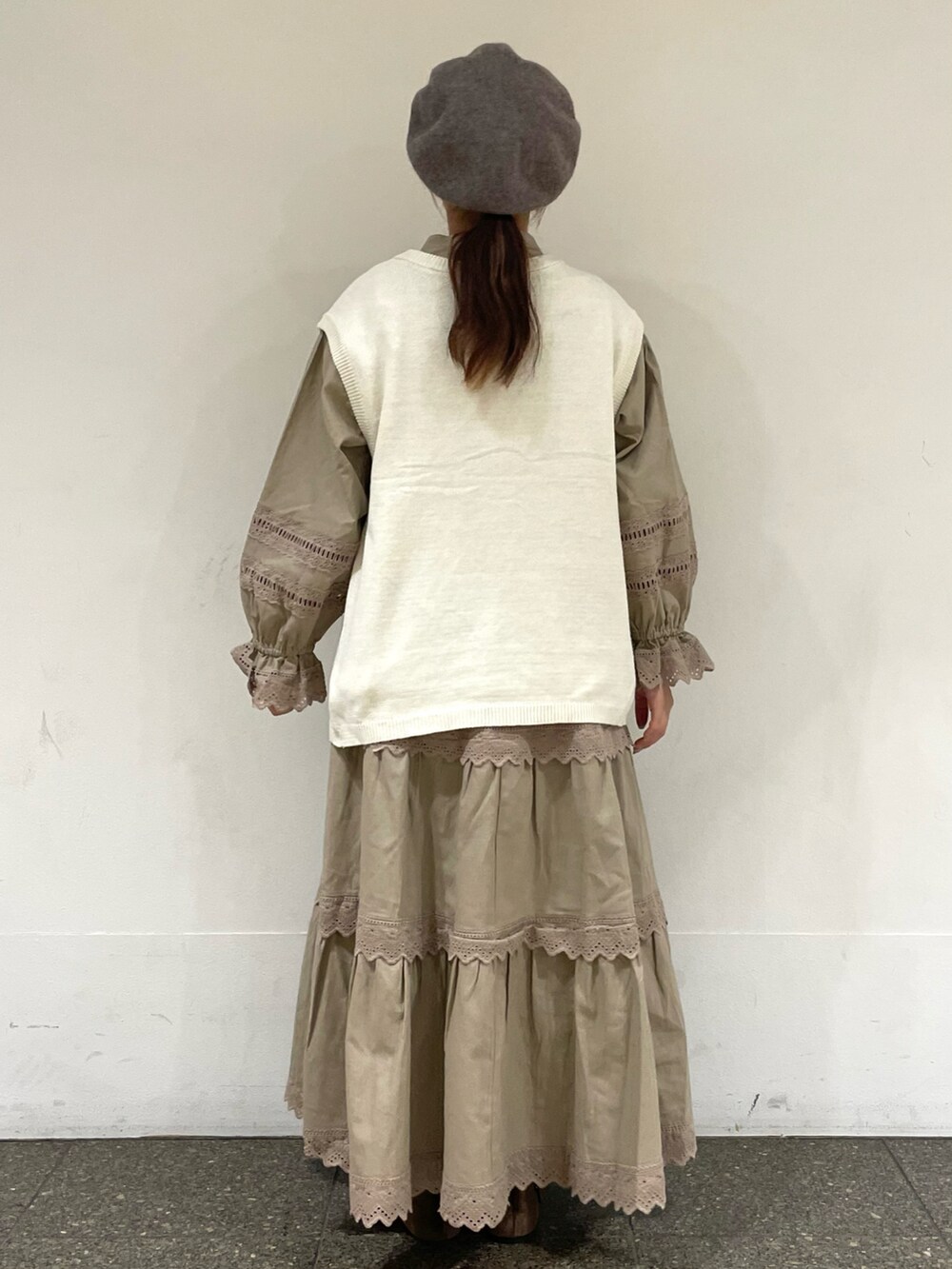 ブラウン系のドレスシューズを着用したレディースの冬コーディネートの4枚目の写真