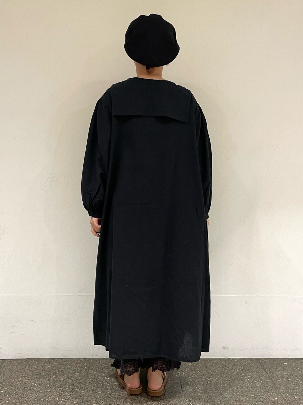 ブラック系のワンピース、ブラック系のその他パンツ、ブラウン系のサンダルを着用したレディースの夏コーディネートの4枚目の写真