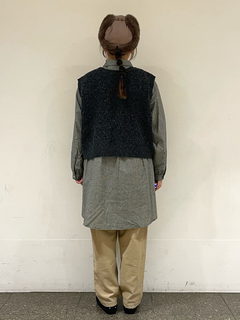 グレー系のドレスシューズを着用したレディースの冬コーディネートの4枚目の写真