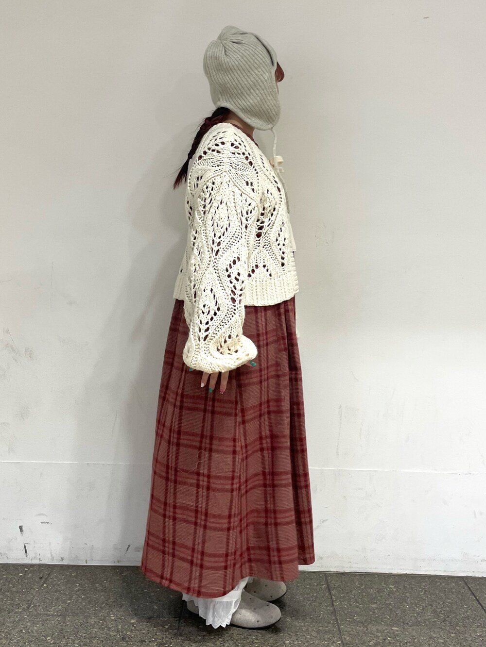 ベージュ系のドレスシューズ、ホワイト系のカーディガン/ボレロ、レッド系のワンピースを着用したレディースの冬コーディネートの5枚目の写真