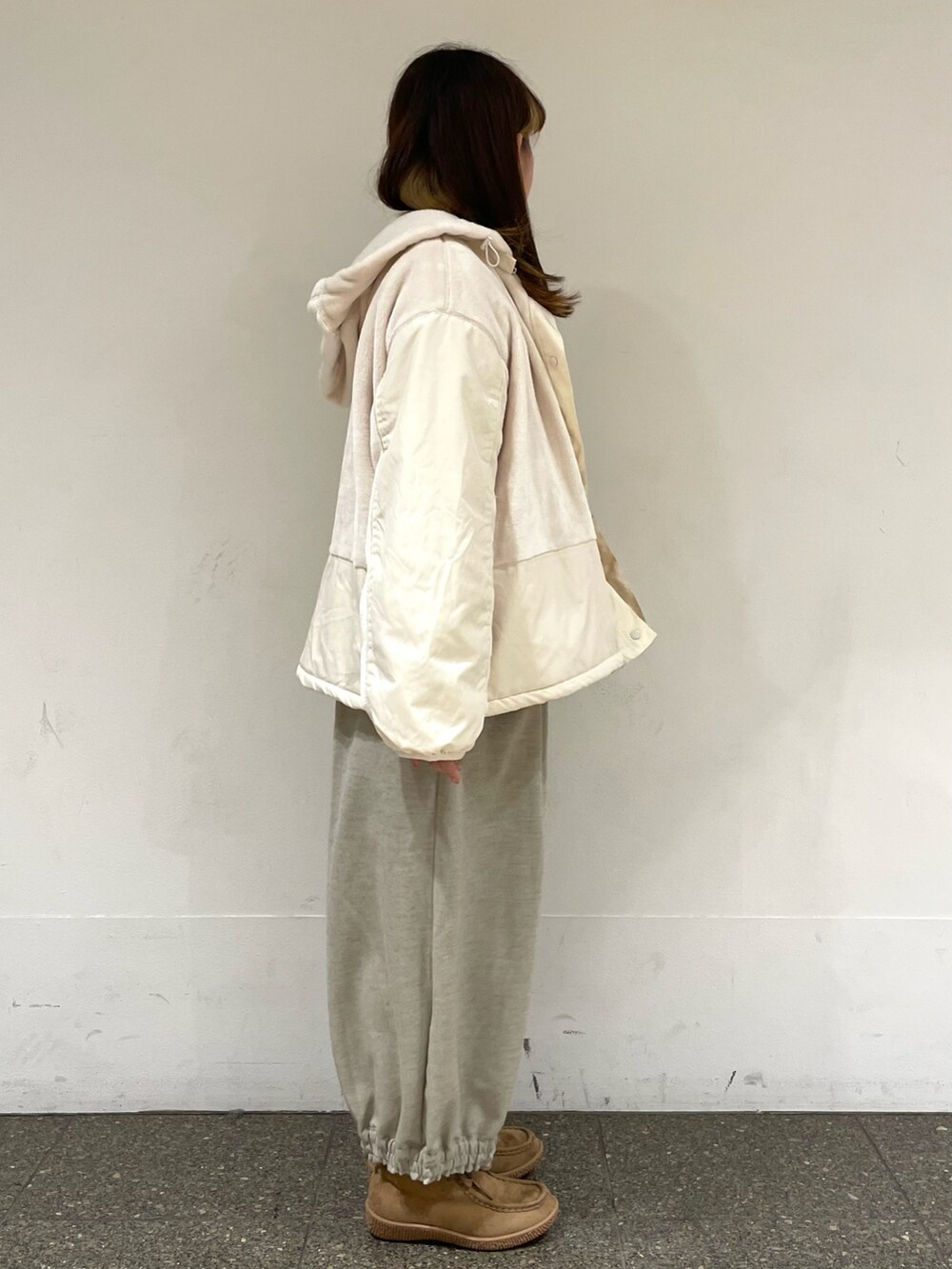 「ピンク、ピンクニット、ホワイト、ベージュ、ブルゾン、ボアブルゾン、ボア、ロゴニット、ニット、モカシン、パンツスタイル、サマンサ モスモス(Samansa Mos2)、サマンサモスモス、Samansa Mos2、SM2」|「Samansa Mos2のフード取り外しボア切替ジャケット(ノーカラージャケット、ホワイト系)」を使った、松さん(レディース・153cm)の冬コーディネートの5枚目の写真