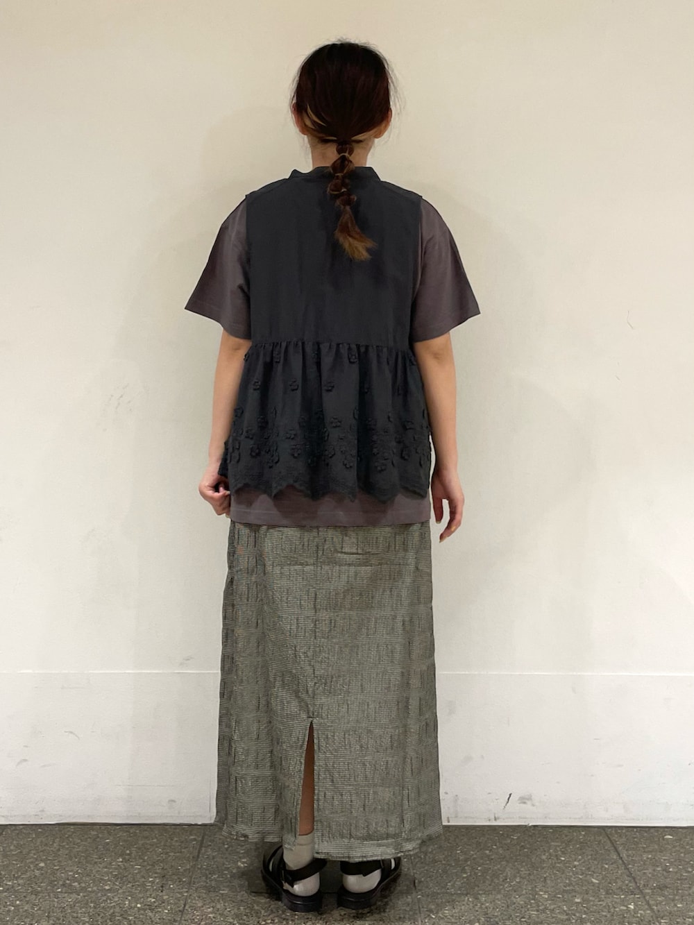 ブラウン系のサンダル、ブラウン系のTシャツ/カットソー、グレー系のベストを着用したレディースの秋コーディネートの4枚目の写真