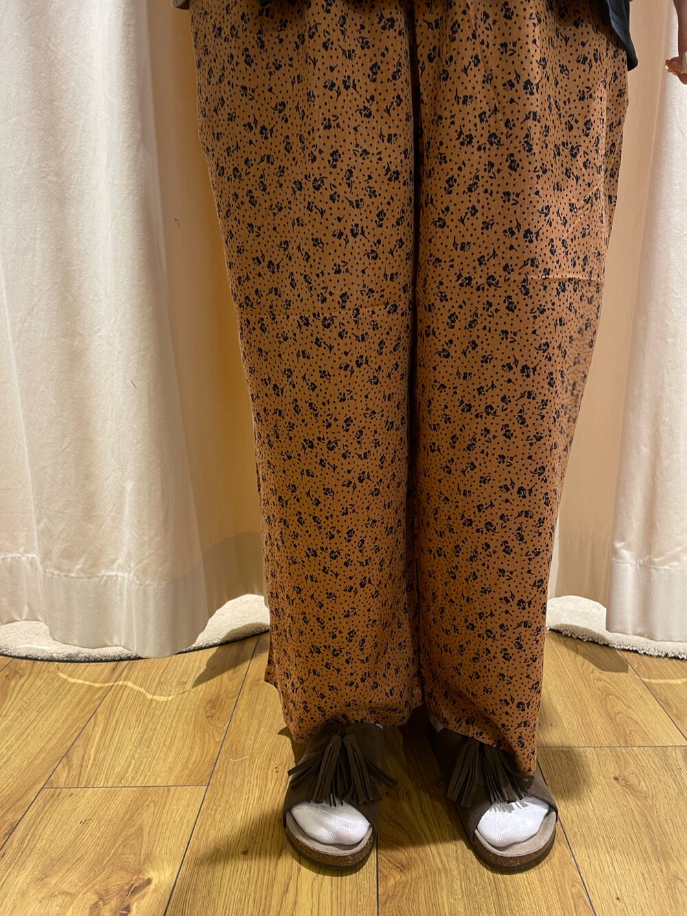 ベージュ系のベスト、ブラック系のTシャツ/カットソー、グレー系のエコバッグ/サブバッグを着用したレディースの夏コーディネートの4枚目の写真