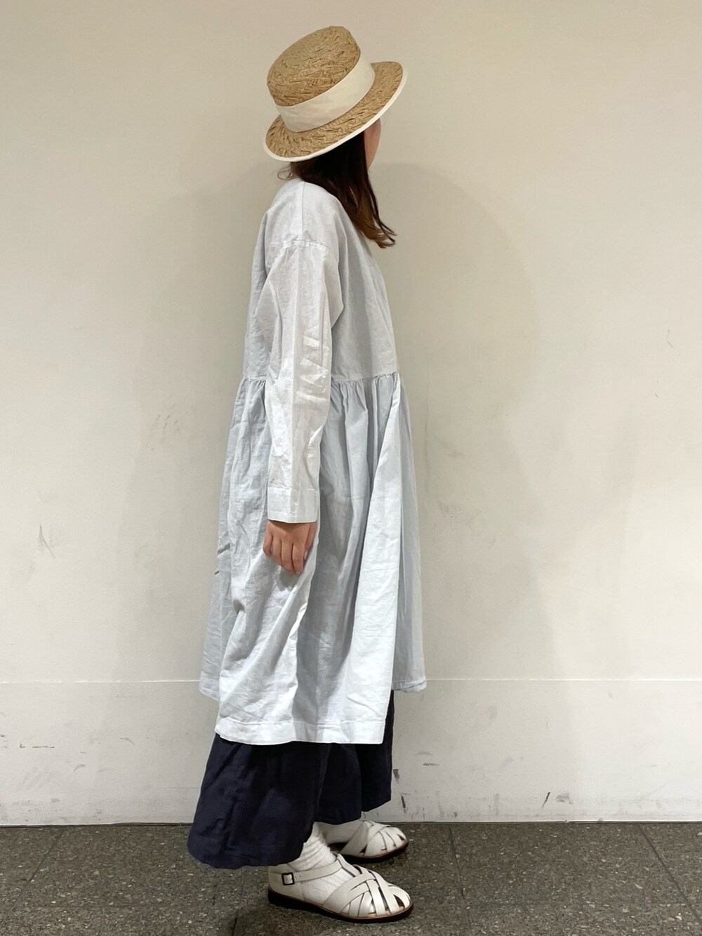 ホワイト系のサンダル、グレー系のチュニック、グレー系のその他パンツを着用したレディースの春コーディネートの5枚目の写真