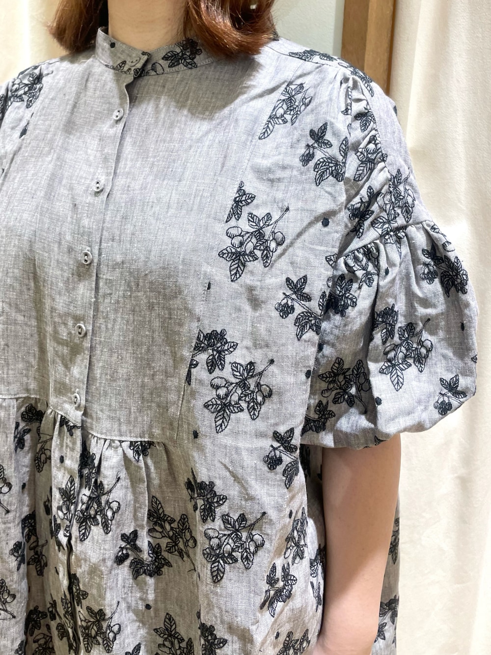 グレー系のワンピース、ブラック系のスカート、ブラック系のサンダルを着用したレディースの春コーディネートの4枚目の写真