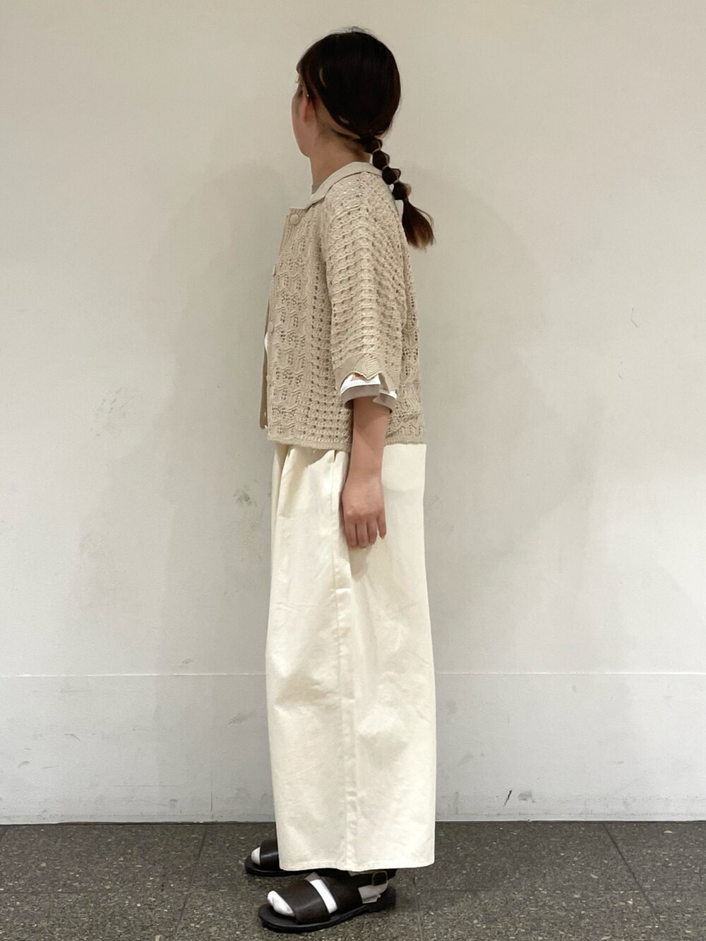 ブラウン系のサンダル、ベージュ系のTシャツ/カットソー、ホワイト系のカーディガン/ボレロを着用したレディースの秋コーディネートの3枚目の写真