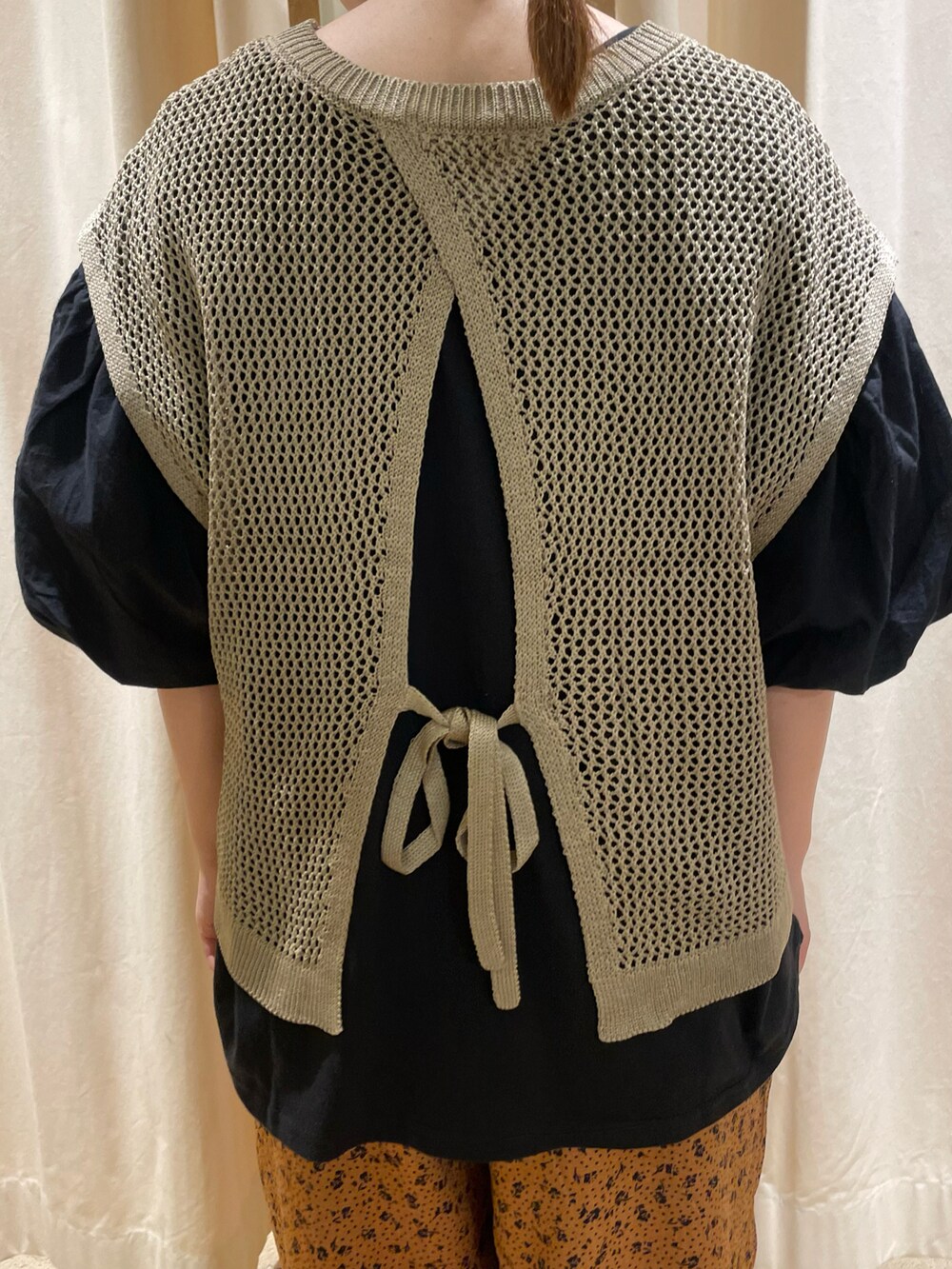 ベージュ系のベスト、ブラック系のTシャツ/カットソー、グレー系のエコバッグ/サブバッグを着用したレディースの夏コーディネートの5枚目の写真