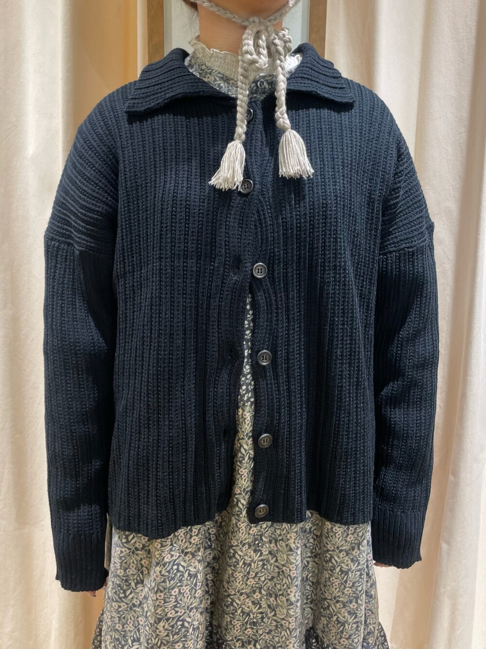 ホワイト系のシャツ/ブラウス、ブラック系のカーディガン/ボレロ、ブラック系のワンピースを着用したレディースの冬コーディネートの4枚目の写真