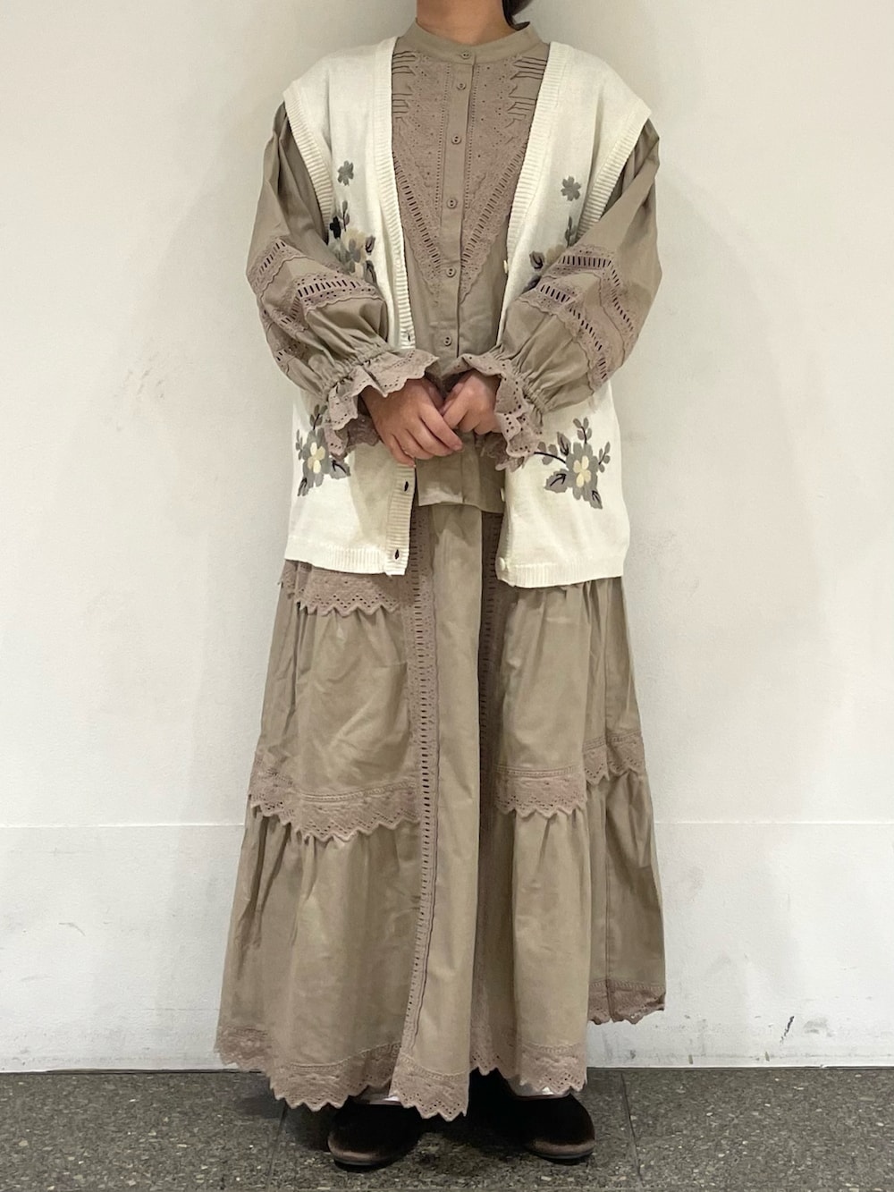 ブラウン系のドレスシューズを着用したレディースの冬コーディネートの2枚目の写真