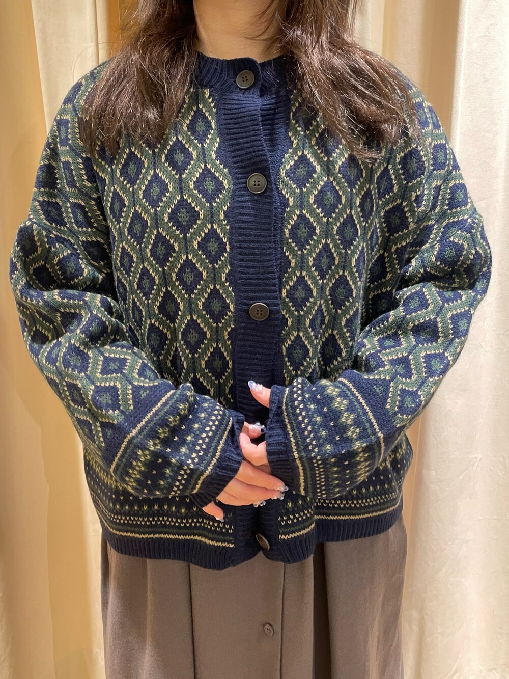 ブルー系のカーディガン/ボレロ、グレー系のワンピース、ホワイト系のその他パンツを着用したレディースの冬コーディネートの4枚目の写真