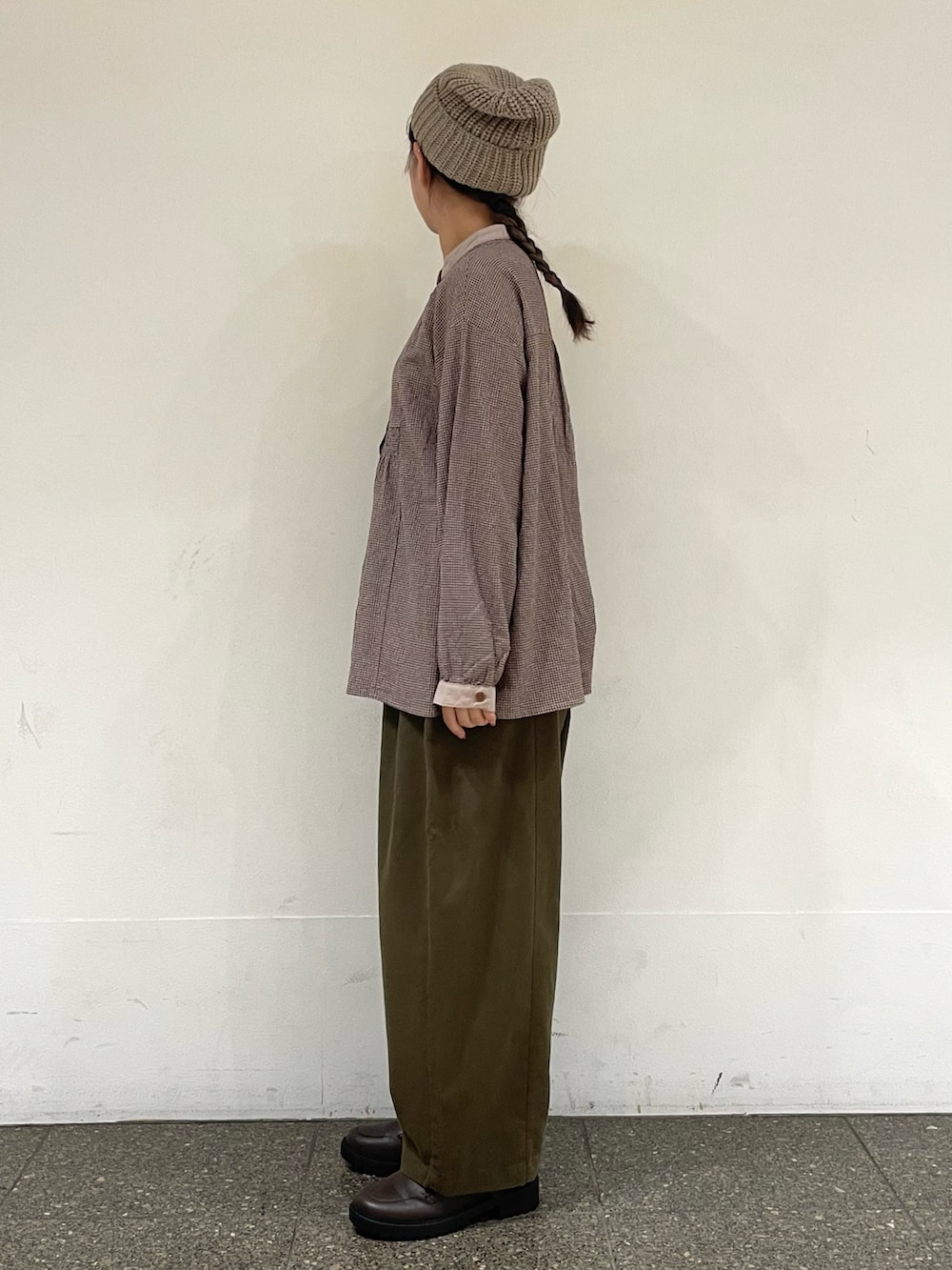 ブラウン系のドレスシューズを着用したレディースの冬コーディネートの3枚目の写真