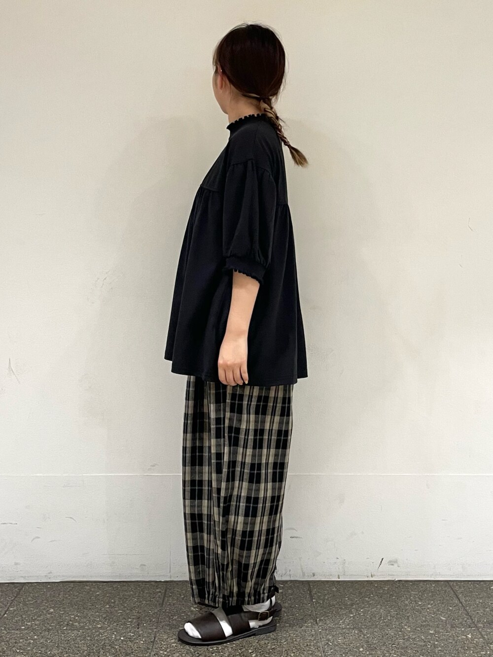 ブラウン系のサンダル、ブラック系のその他パンツ、ブラック系のTシャツ/カットソーを着用したレディースの秋コーディネートの3枚目の写真