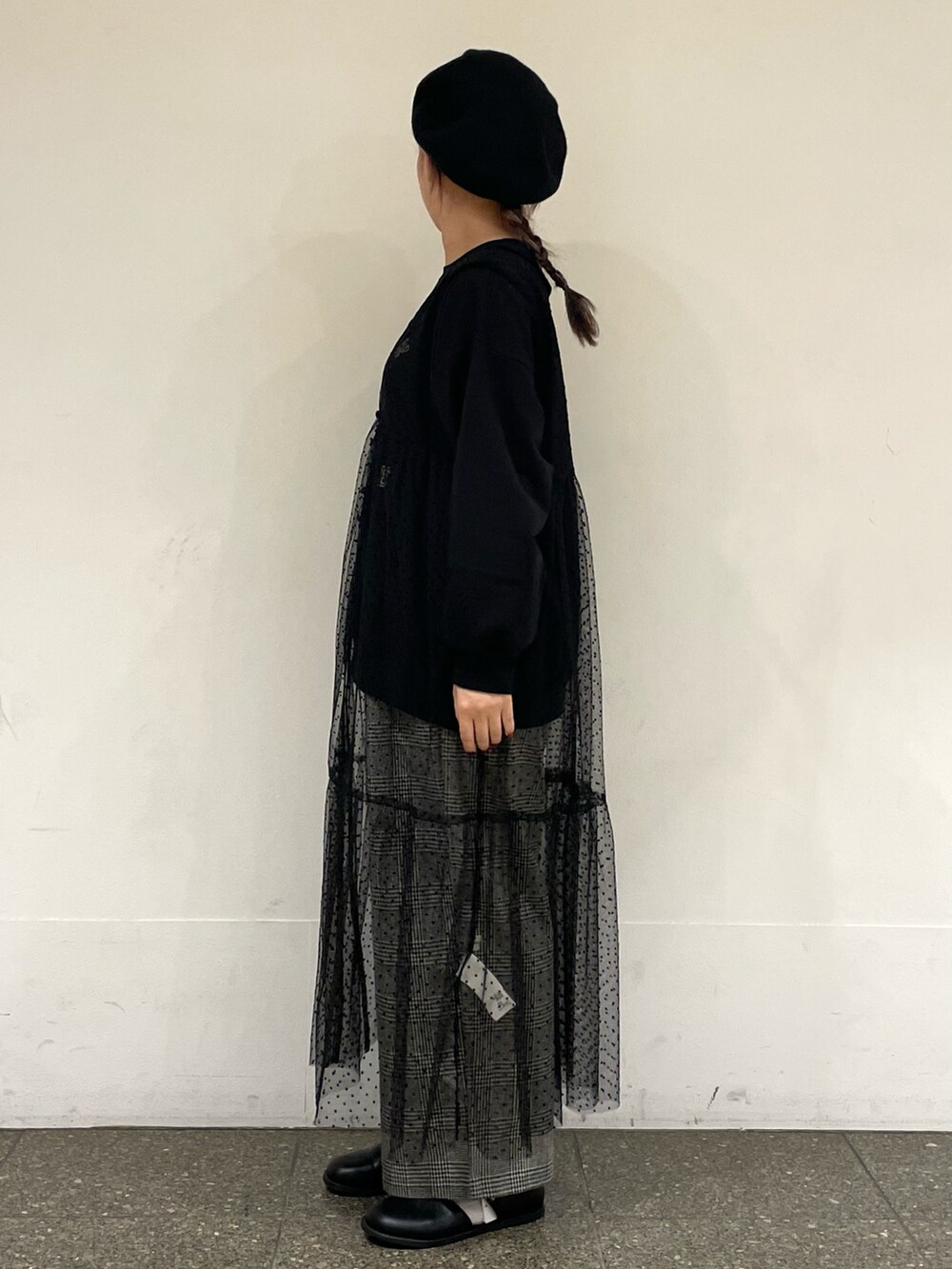 ブラック系のハットを着用したレディースの冬コーディネートの3枚目の写真