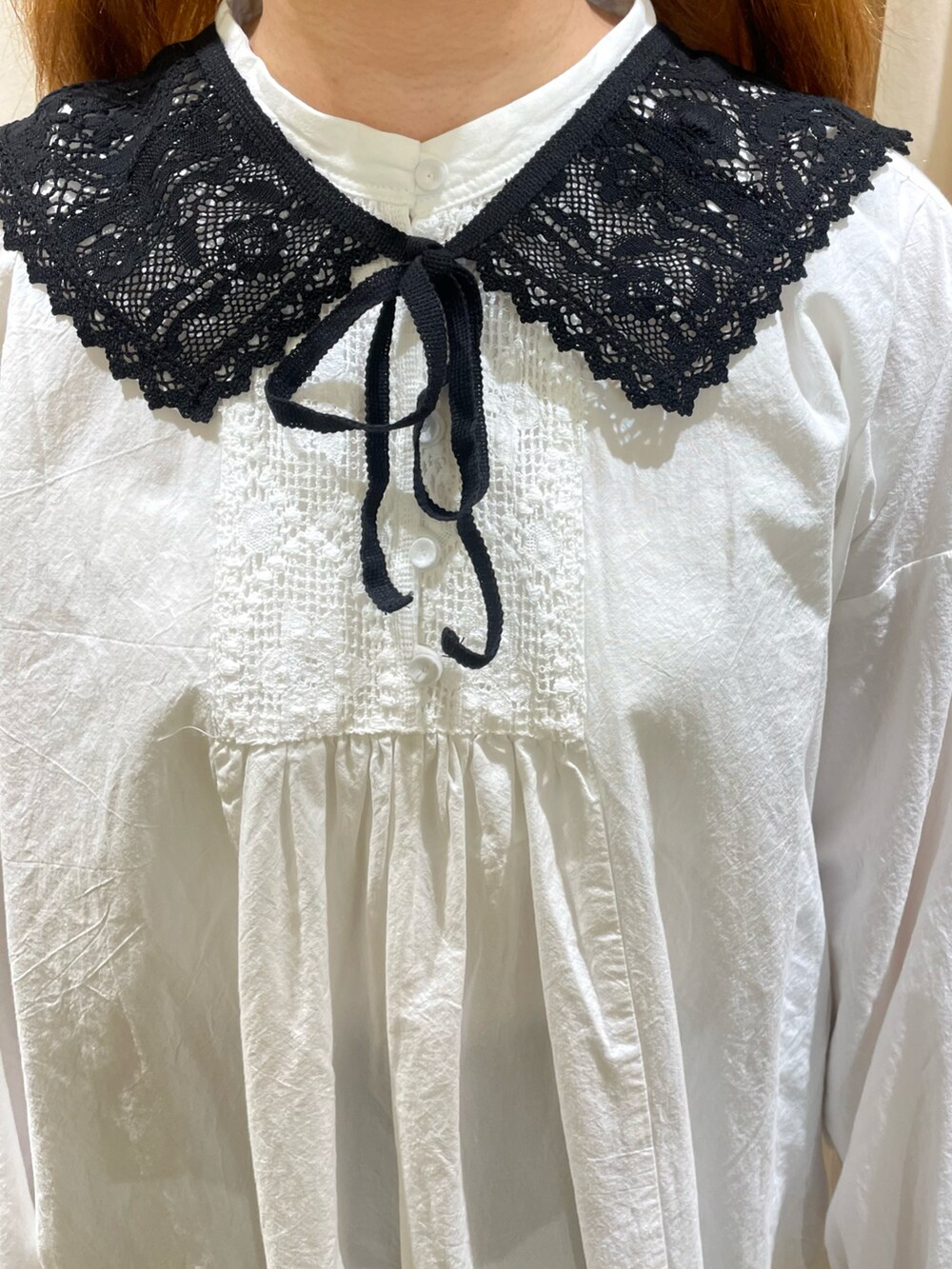 ホワイト系のワンピース、ブラック系のその他パンツ、ブラック系のサンダルを着用したレディースの春コーディネートの4枚目の写真