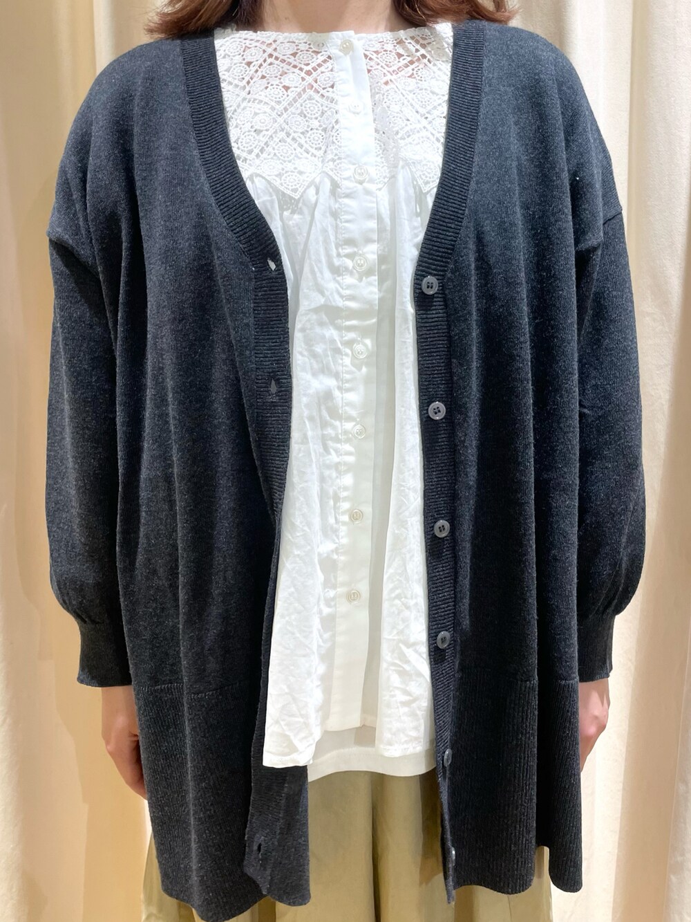 ホワイト系のシャツ/ブラウス、グレー系のカーディガン/ボレロ、ベージュ系のその他パンツを着用したレディースの春コーディネートの4枚目の写真