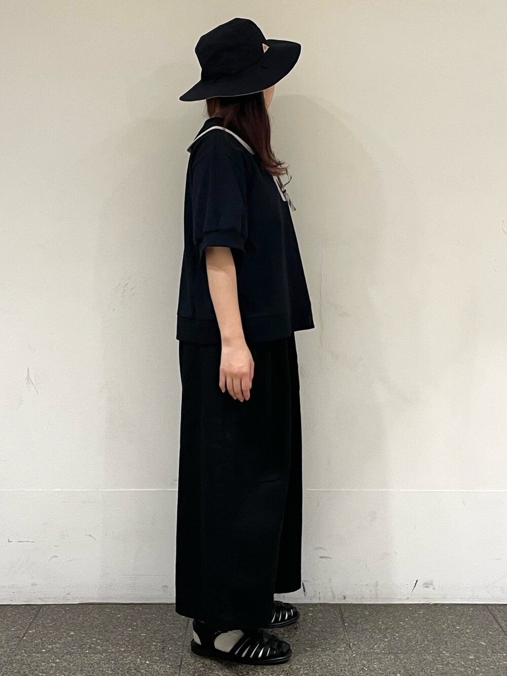 ブラック系のサンダル、ブラック系のTシャツ/カットソー、ブラック系のその他パンツを着用したレディースの夏コーディネートの5枚目の写真