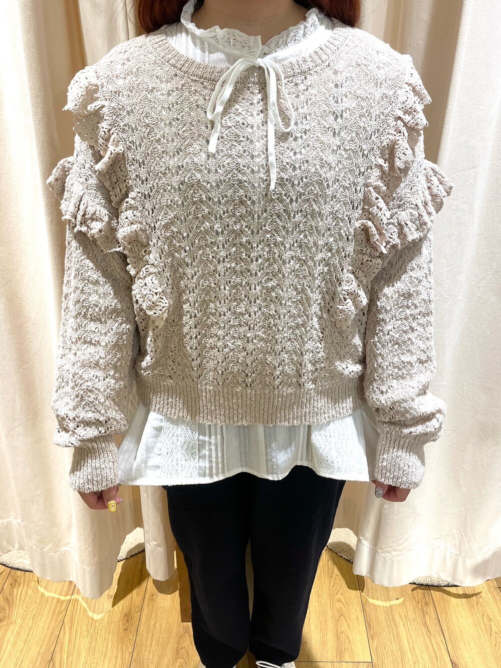 ホワイト系のショルダーバッグ、ホワイト系のその他シューズ、ブルー系のその他パンツを着用したレディースの春コーディネートの4枚目の写真