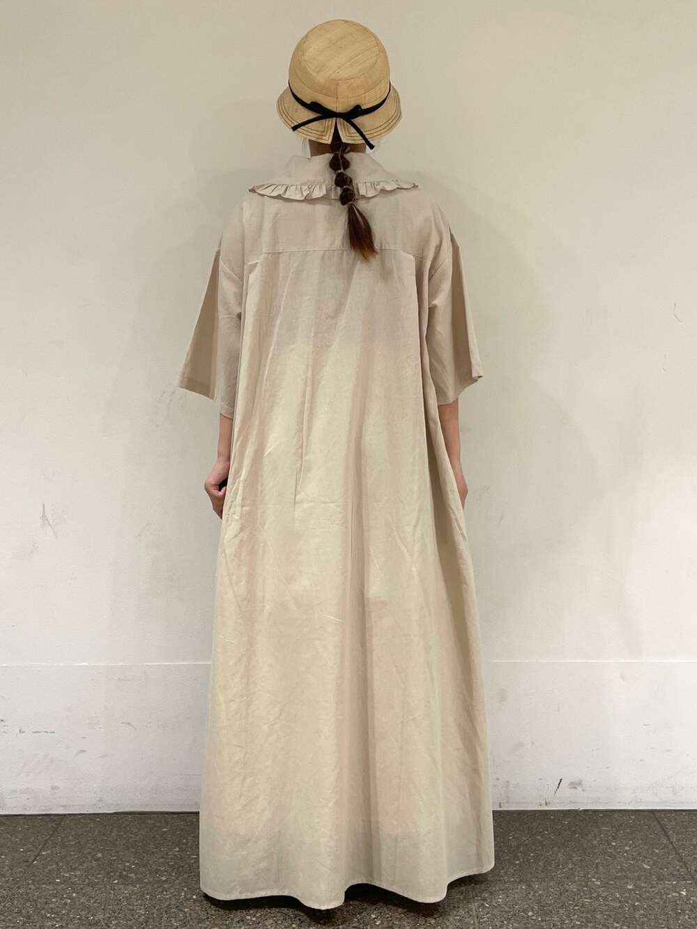 ベージュ系のワンピース、ブラック系のハットを着用したレディースの秋コーディネートの4枚目の写真