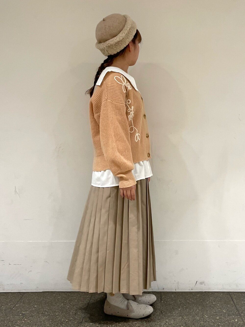 ベージュ系のドレスシューズを着用したレディースの冬コーディネートの5枚目の写真