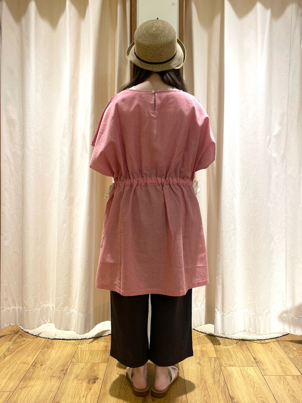 ピンク系のシャツ/ブラウス、グレー系のその他パンツ、ホワイト系のサンダルを着用したレディースの夏コーディネートの3枚目の写真