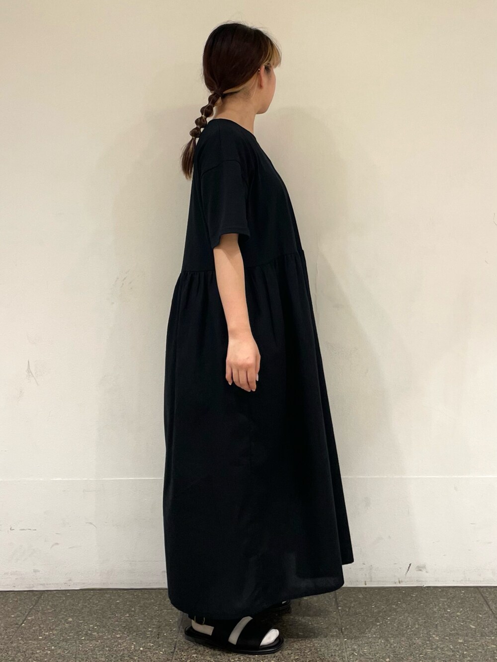 ブラック系のサンダル、ブラック系のワンピースを着用したレディースの秋コーディネートの5枚目の写真