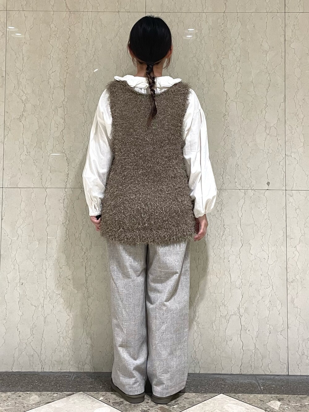 グレー系のその他シューズを着用したレディースの冬コーディネートの4枚目の写真